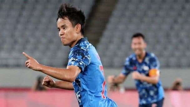 Cầu thủ Nhật Bản Kaoru Mitoma ăn mừng bàn thắng, thể hiện lối chơi kỹ thuật và tốc độ của Samurai Xanh.