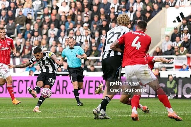 Cầu thủ Nick Woltemade của Newcastle dứt điểm về phía khung thành Nottingham Forest, thể hiện khả năng ghi bàn.