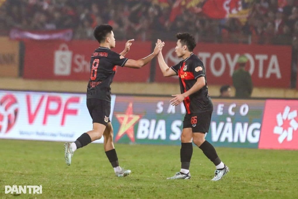 Cầu thủ Ninh Bình ăn mừng bàn thắng rút ngắn tỷ số, thể hiện tinh thần chiến đấu kiên cường