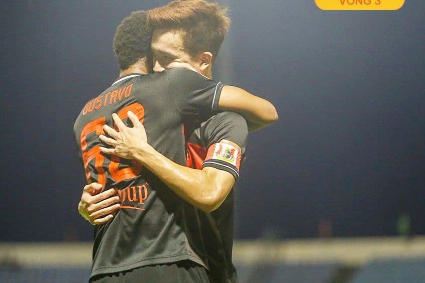 Cầu thủ Ninh Bình ăn mừng chiến thắng, khẳng định vị thế dẫn đầu V-League và trở thành đối trọng mới