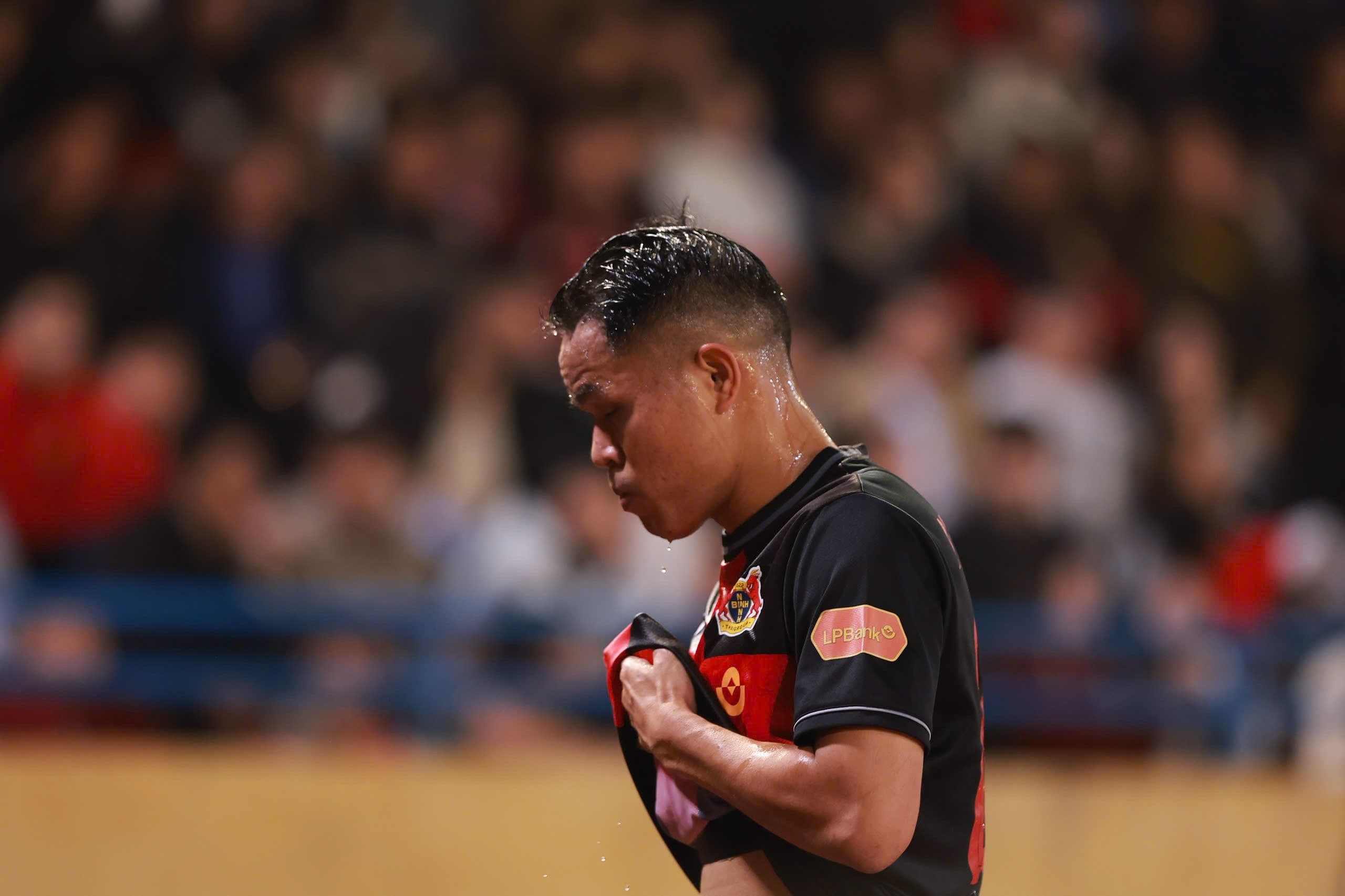 Cầu thủ Ninh Bình thể hiện sự thất vọng sau trận đấu căng thẳng tại V.League.