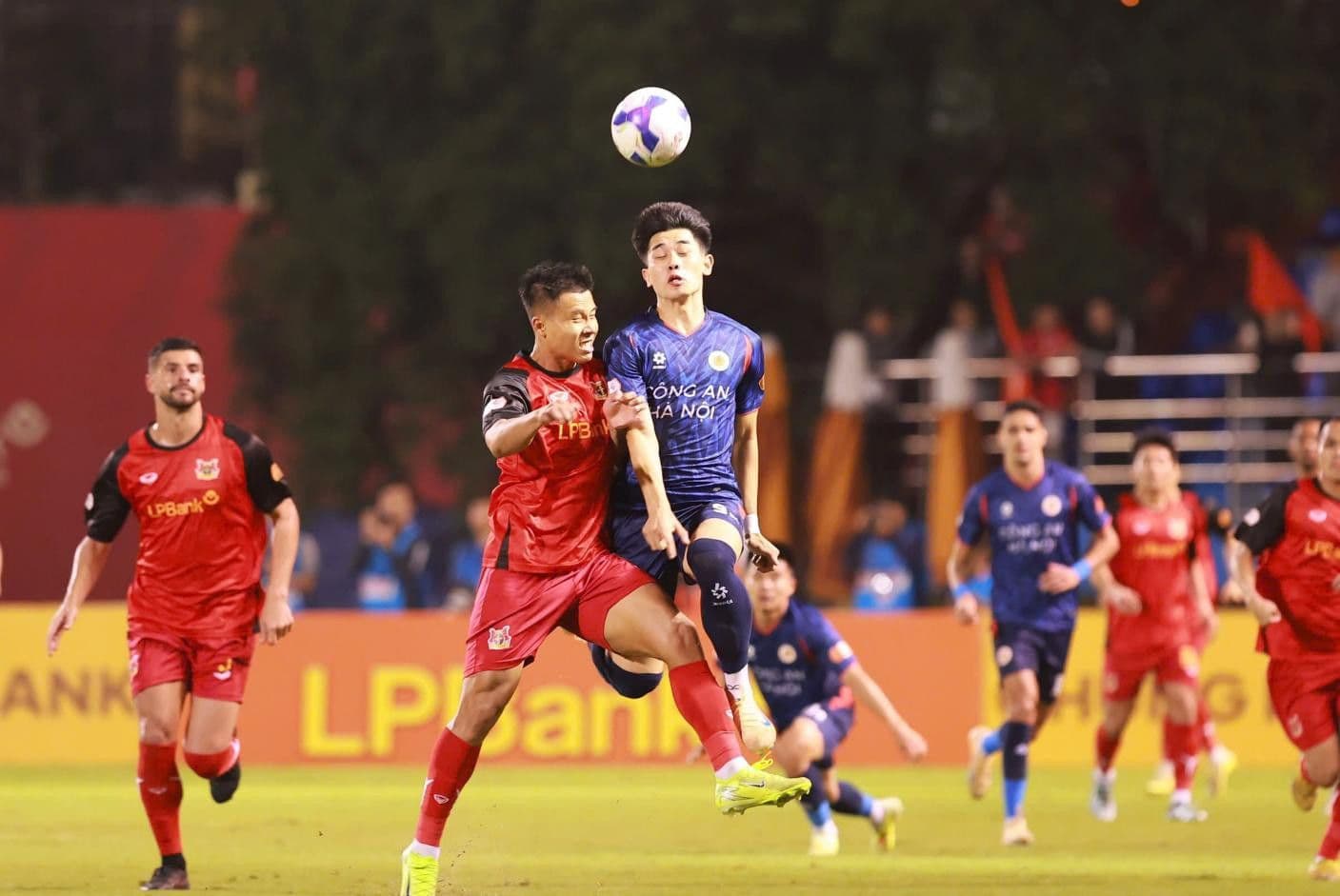 Cầu thủ Ninh Bình và Công an Hà Nội tranh chấp bóng trên không trong trận đấu.