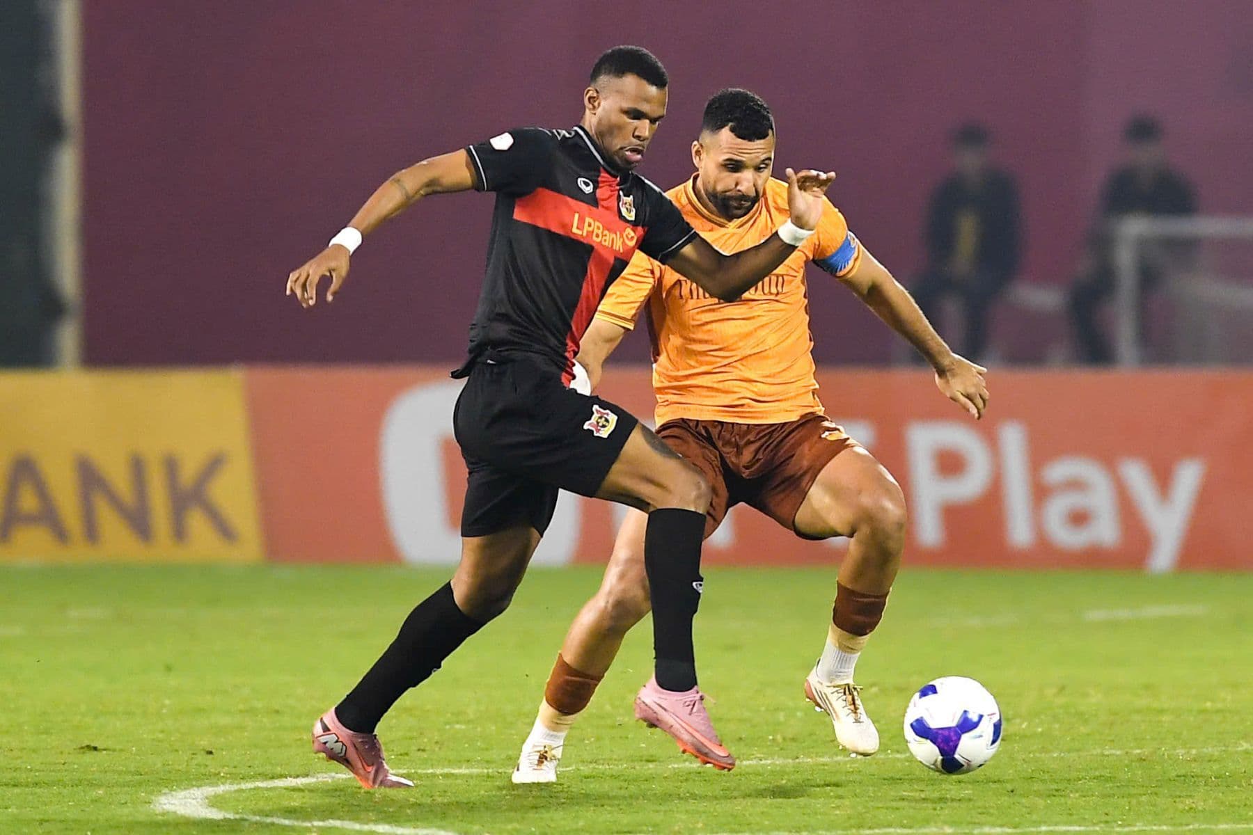 Cầu thủ Ninh Bình và Hoàng Anh Gia Lai tranh chấp bóng quyết liệt trên sân.