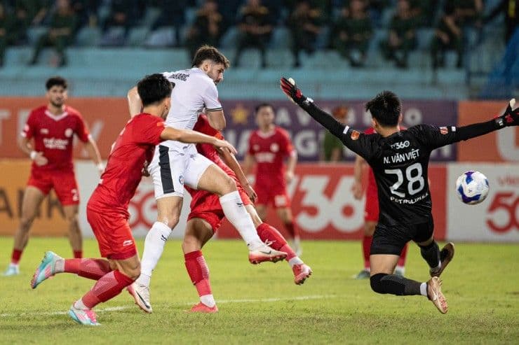 Cầu thủ Đà Nẵng ghi bàn mở tỷ số vào lưới Thể Công Viettel trong trận đấu V.League