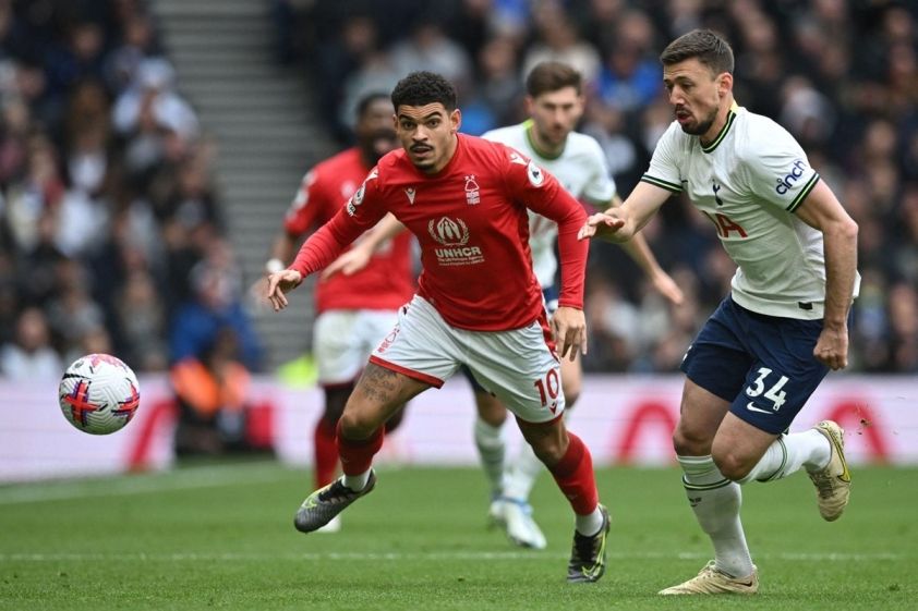 Cầu thủ Nottingham Forest dẫn bóng trước sự truy cản của cầu thủ Tottenham.