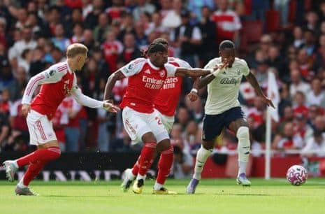 Cầu thủ Nottingham Forest đối đầu với Arsenal.