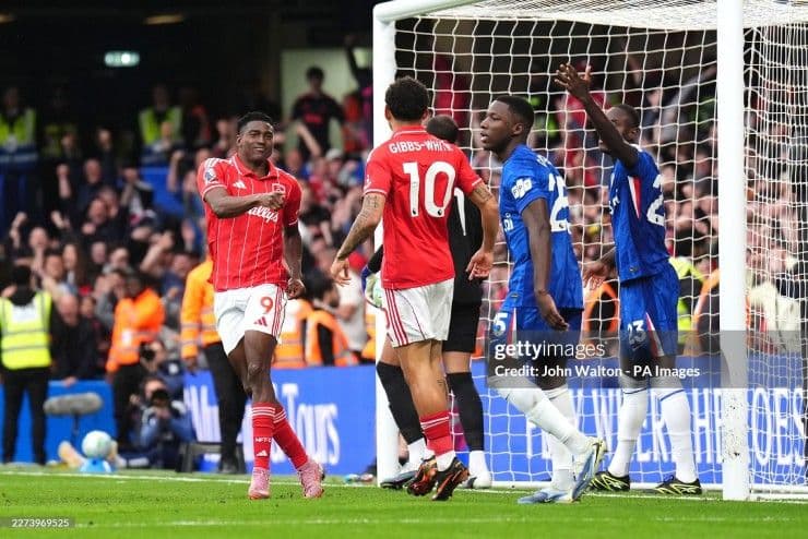 Cầu thủ Nottingham Forest ăn mừng bàn thắng trước sự thất vọng của các cầu thủ Chelsea, minh họa cho khủng hoảng tại Stamford Bridge.