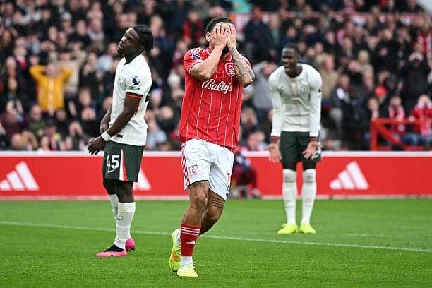 Cầu thủ Nottingham Forest thất vọng sau khi bỏ lỡ cơ hội, minh họa bài học về sự hiệu quả trong bóng đá.