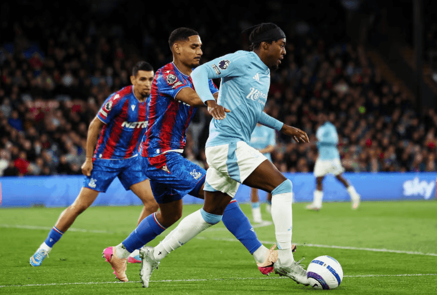 Cầu thủ Nottingham Forest và Crystal Palace tranh bóng trong trận đấu