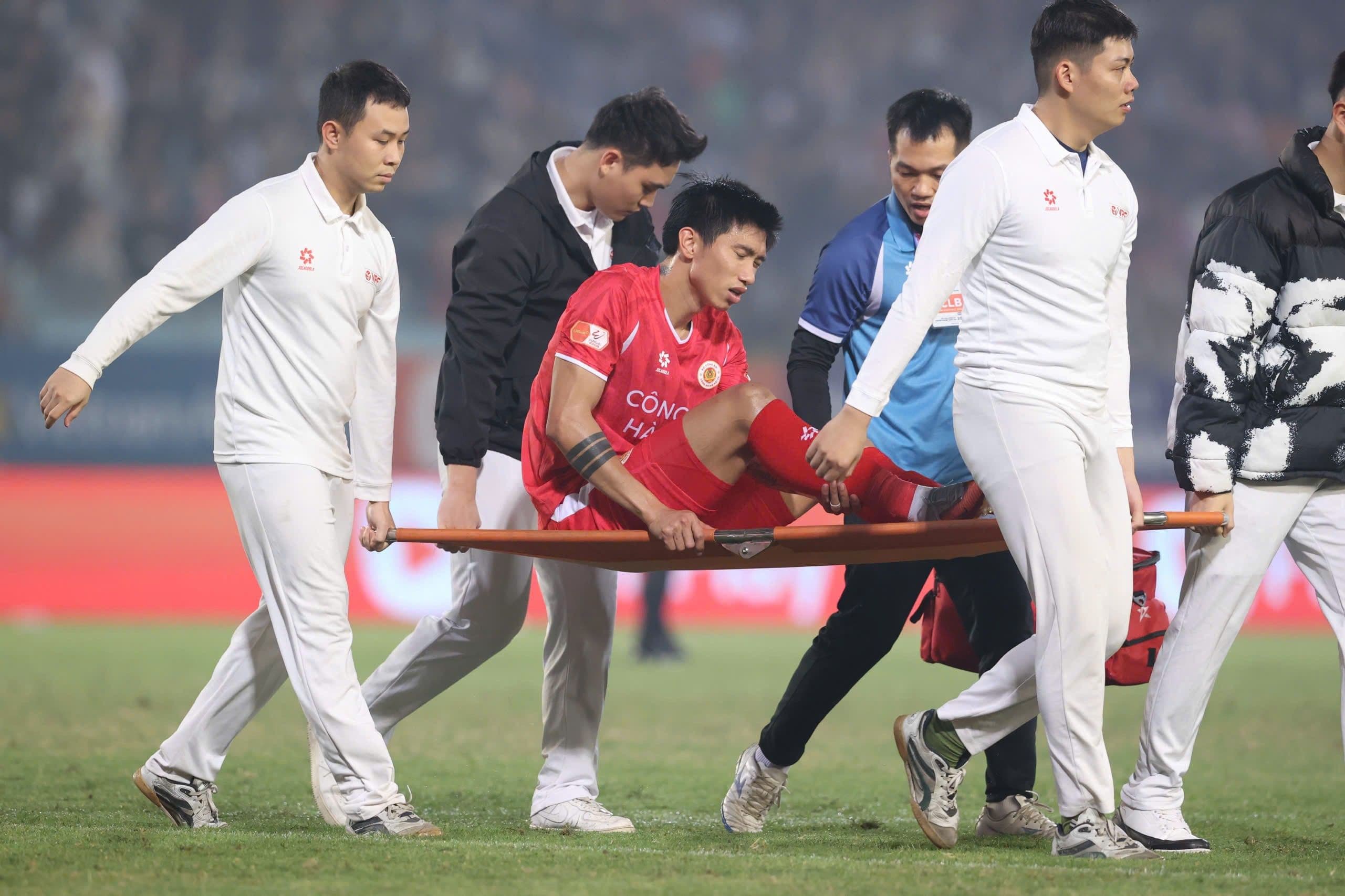 Cầu thủ Đoàn Văn Hậu của Công an Hà Nội được cáng rời sân vì chấn thương.