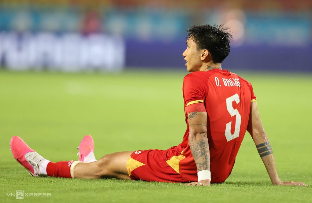 Cầu thủ Đoàn Văn Hậu của đội tuyển Việt Nam ngồi trên sân cỏ sau một trận đấu.