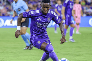 Cầu thủ Orlando City trên sân cỏ, biểu tượng cho trận đấu sắp tới với Toluca.