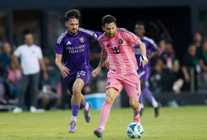 Cầu thủ Orlando City và Inter Miami tranh chấp bóng quyết liệt trên sân