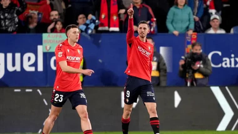 Cầu thủ Osasuna ăn mừng bàn thắng, thể hiện tinh thần chiến đấu mạnh mẽ của đội khách.