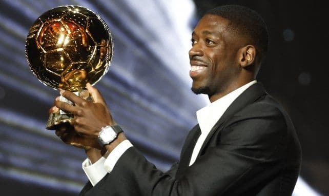 Cầu thủ Ousmane Dembélé của PSG với Quả bóng Vàng, tượng trưng cho kỳ vọng lớn lao vào các ngôi sao cá nhân của đội bóng.