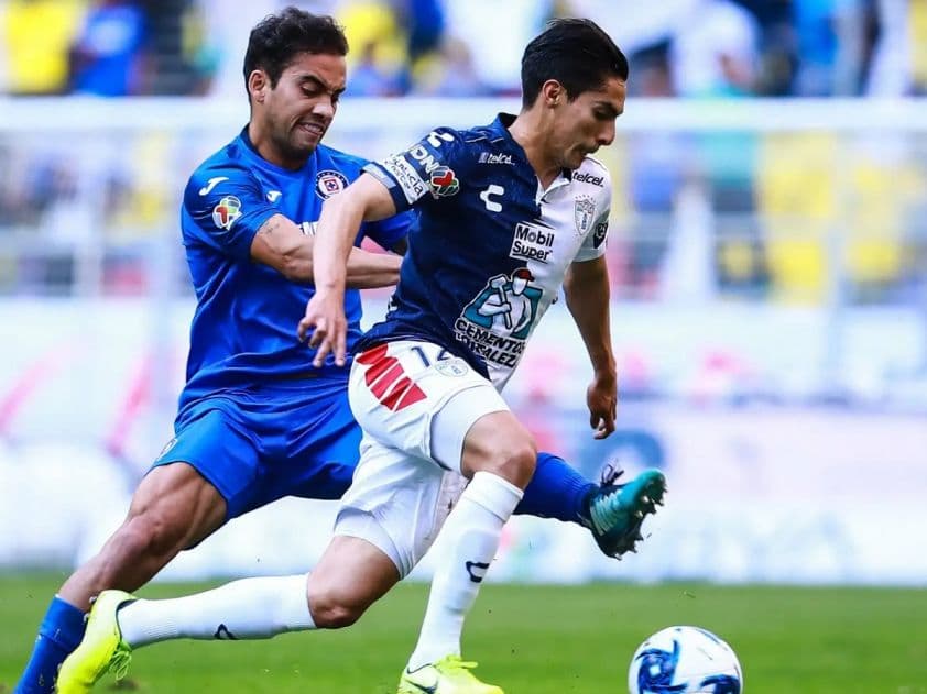 Cầu thủ Pachuca (áo trắng xanh) tranh bóng với đối thủ trong trận đấu bóng đá