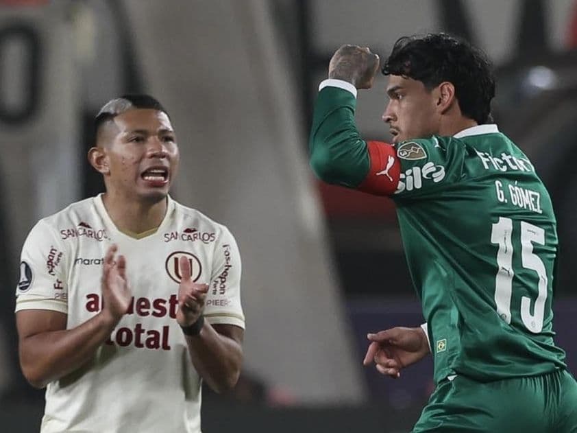 Cầu thủ Palmeiras ăn mừng trong khi đối thủ Universitario thể hiện sự thất vọng tại Copa Libertadores.