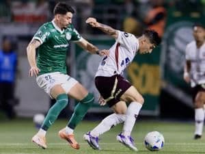 Cầu thủ Palmeiras Piquerez và Cornejo của LDU Quito tranh bóng trong trận bán kết Copa Libertadores lịch sử.