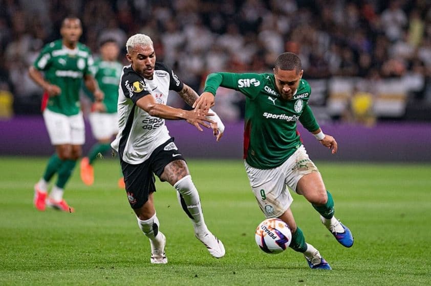 Cầu thủ Palmeiras trong trận đấu bóng đá, thể hiện sự quyết tâm và bản lĩnh.