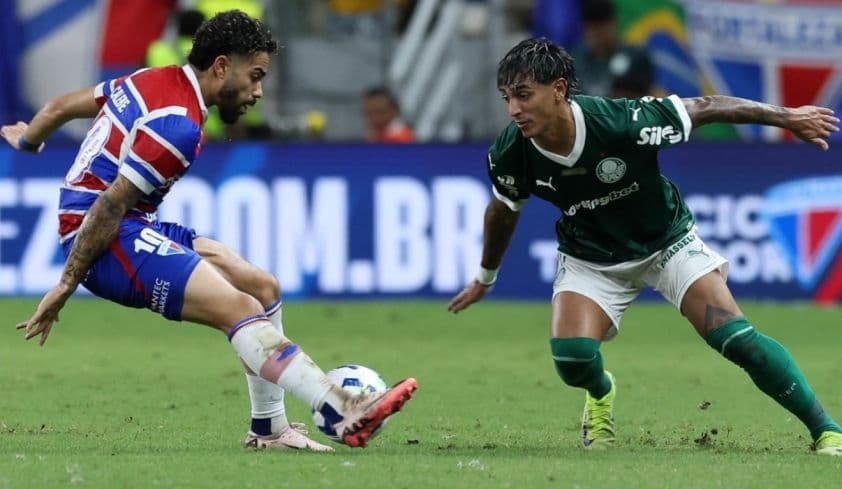 Cầu thủ Palmeiras và Fortaleza tranh bóng quyết liệt trên sân cỏ