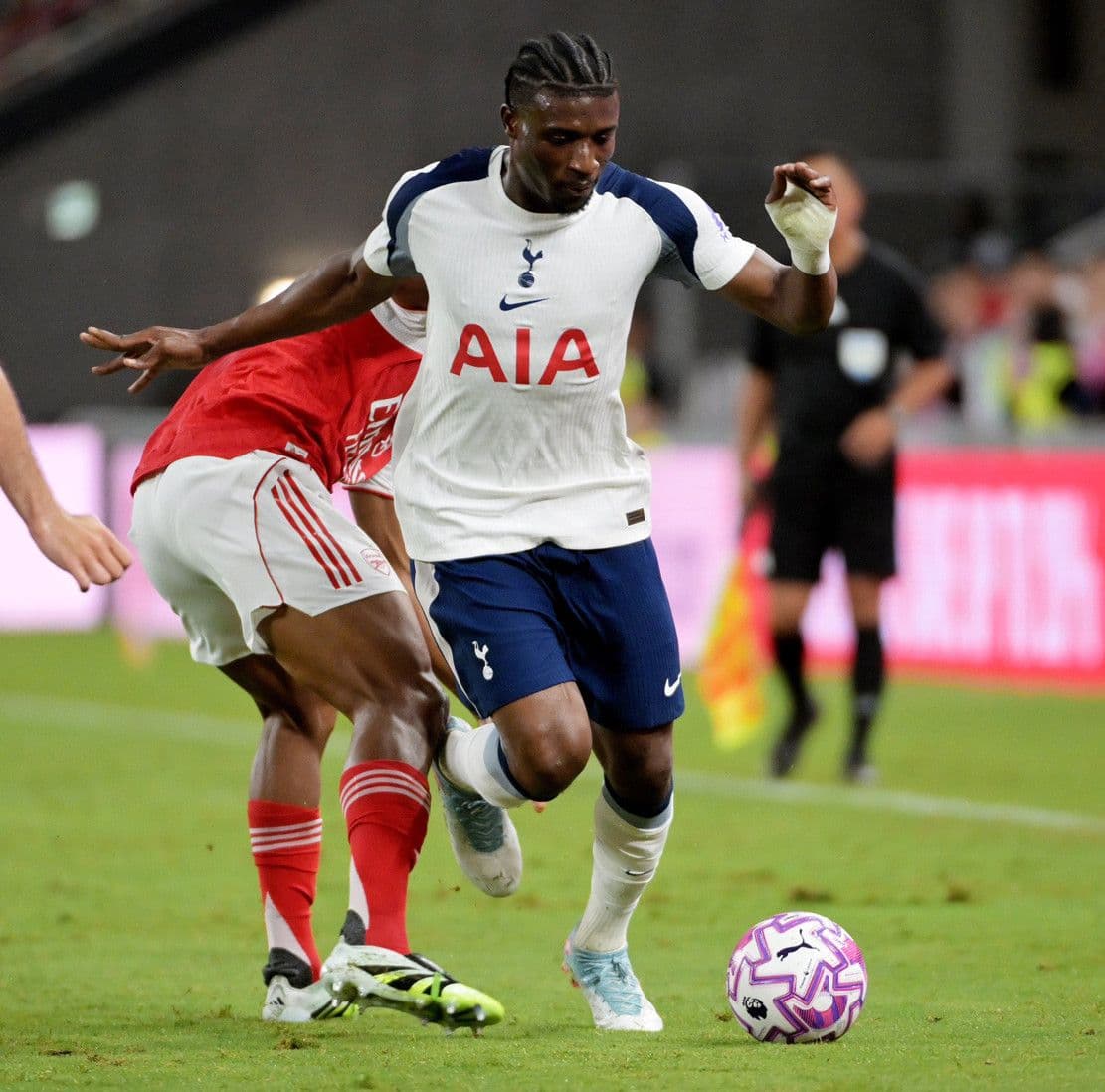 Cầu thủ Pape Sarr của Tottenham Hotspur ăn mừng bàn thắng, thể hiện sự trưởng thành vượt bậc.