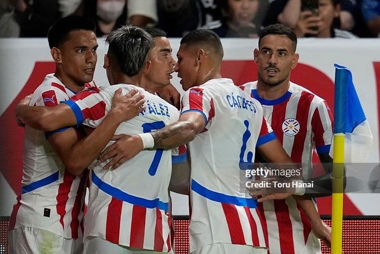 Cầu thủ Paraguay ăn mừng bàn thắng, đại diện cho đối thủ gai góc của Nhật Bản