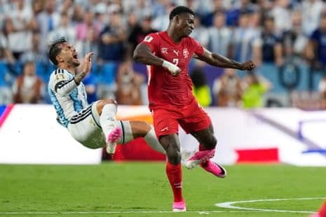 Cầu thủ Paredes của Argentina bị Breel Embolo của Thụy Sĩ phạm lỗi trong một pha tranh chấp bóng