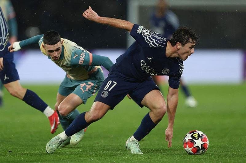 Cầu thủ Paris Saint-Germain tranh bóng trong trận đấu Champions League, tượng trưng cho sự cạnh tranh và giá trị tài chính của giải đấu.