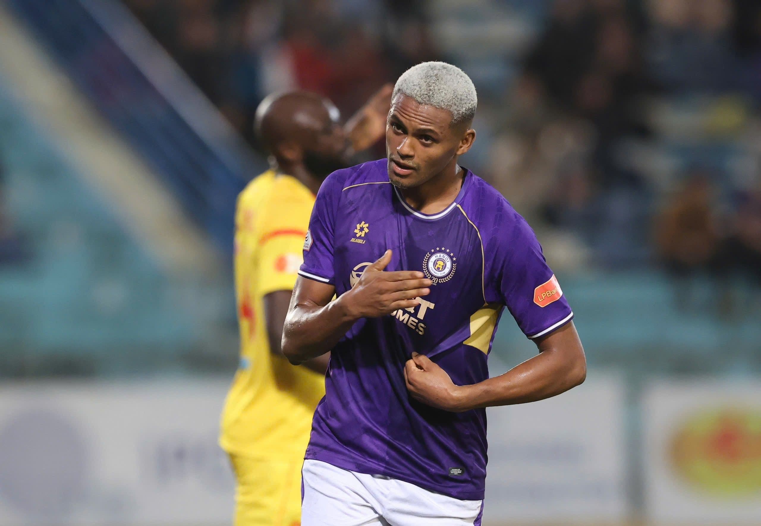 Cầu thủ Passira của Hà Nội FC trong trận đấu, dưới sự dẫn dắt của HLV Harry Kewell