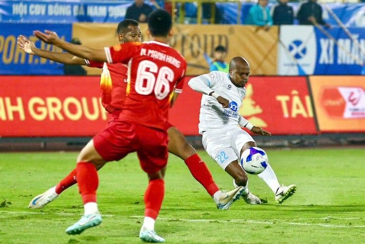 Cầu thủ Percy Tau của Nam Định dứt điểm ghi bàn mở tỷ số sớm