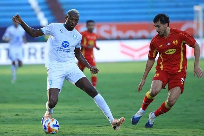 Cầu thủ Percy Tau của Nam Định FC tranh bóng với đối thủ Selangor FC trong trận đấu Cúp C1 Đông Nam Á.