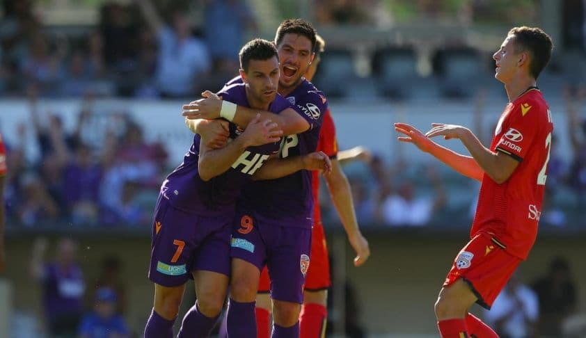 Cầu thủ Perth Glory ăn mừng bàn thắng trước sự thất vọng của cầu thủ Adelaide United trong trận đấu bóng đá.
