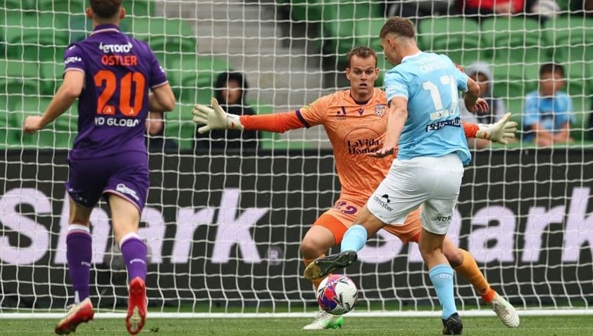 Cầu thủ Perth Glory và Melbourne City tranh bóng trong trận đấu A-League