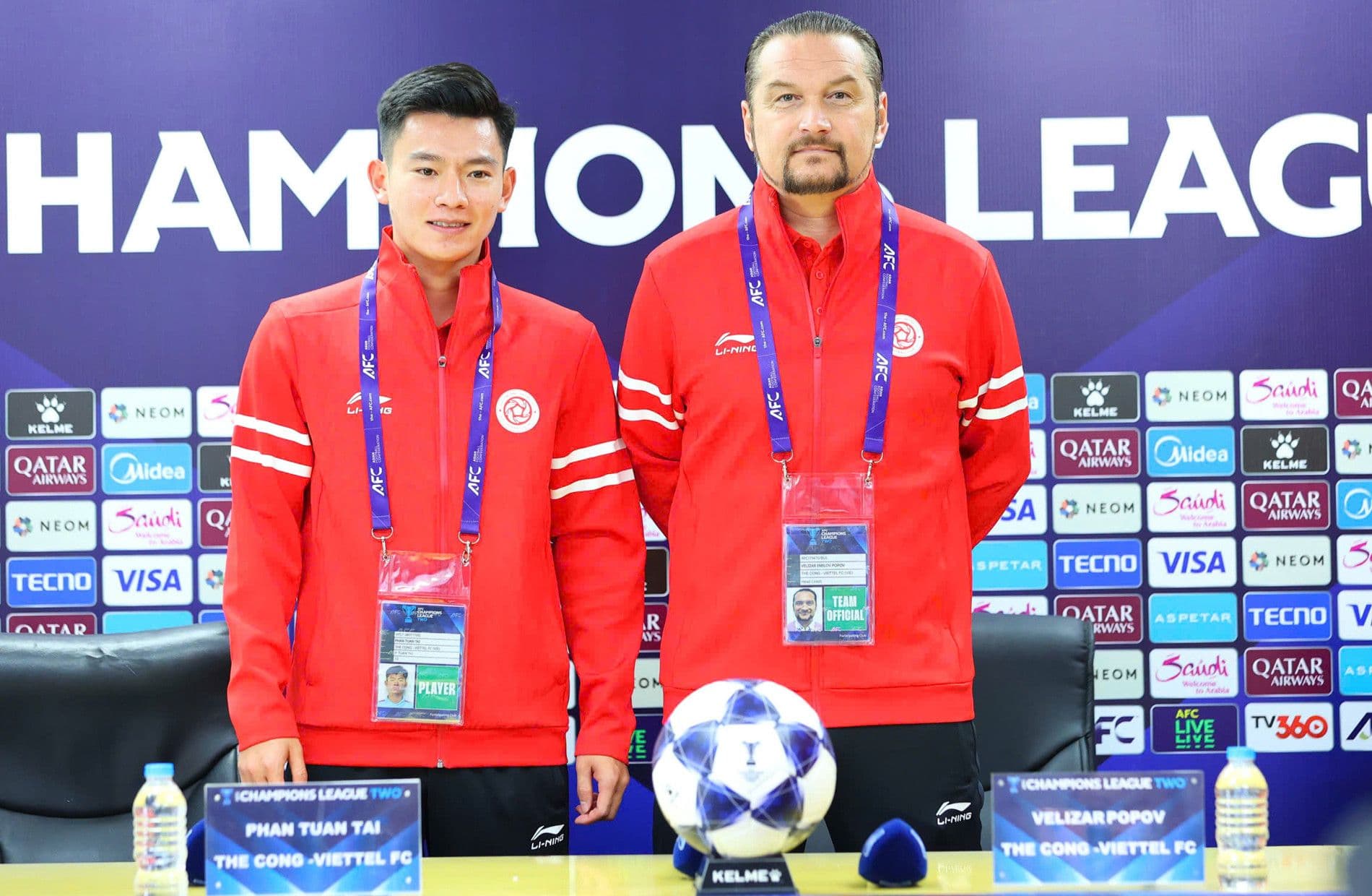 Cầu thủ Phan Tuấn Tài và HLV Velizar Popov của Thể Công Viettel tại họp báo AFC Champions League Two