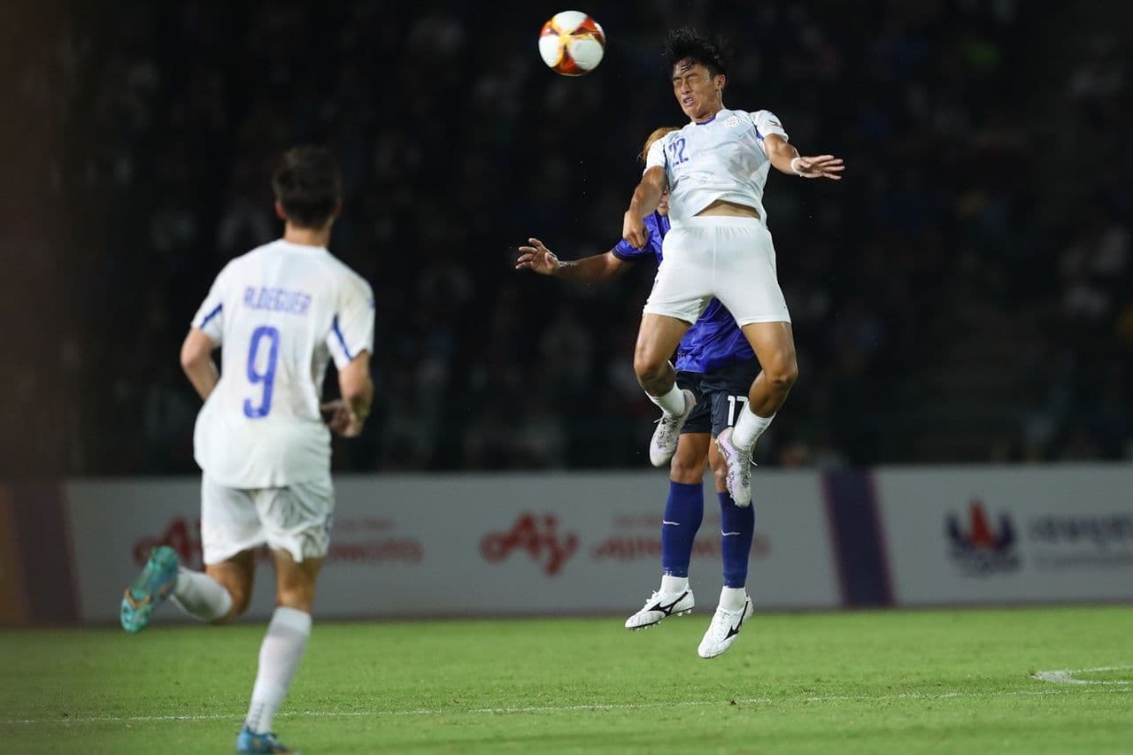 Cầu thủ Philippines bật cao đánh đầu trong trận đấu vòng loại Asian Cup
