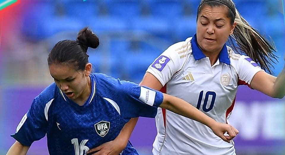 Cầu thủ Philippines (áo trắng) tranh bóng với đối thủ Uzbekistan (áo xanh) trong trận play-off World Cup nữ.