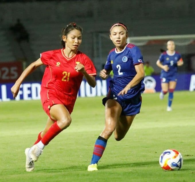 Cầu thủ Philippines (áo xanh) và Myanmar (áo đỏ) tranh bóng trong trận đấu quyết định tại ASEAN Cup nữ 2025.