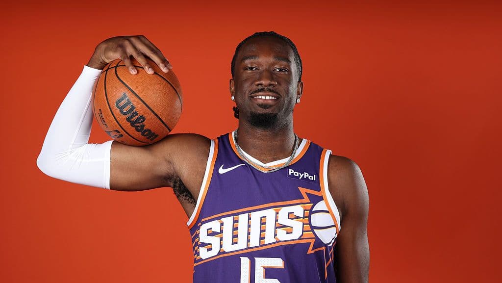 Cầu thủ Phoenix Suns Mark Williams, biểu tượng cho việc đội bóng định hình triết lý thi đấu và lối chơi chung trong các trận tiền mùa giải.