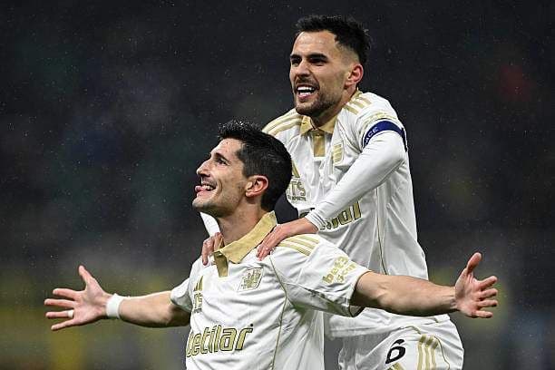 Cầu thủ Pisa ăn mừng bàn thắng, gây bất ngờ cho Inter Milan với hai bàn dẫn trước