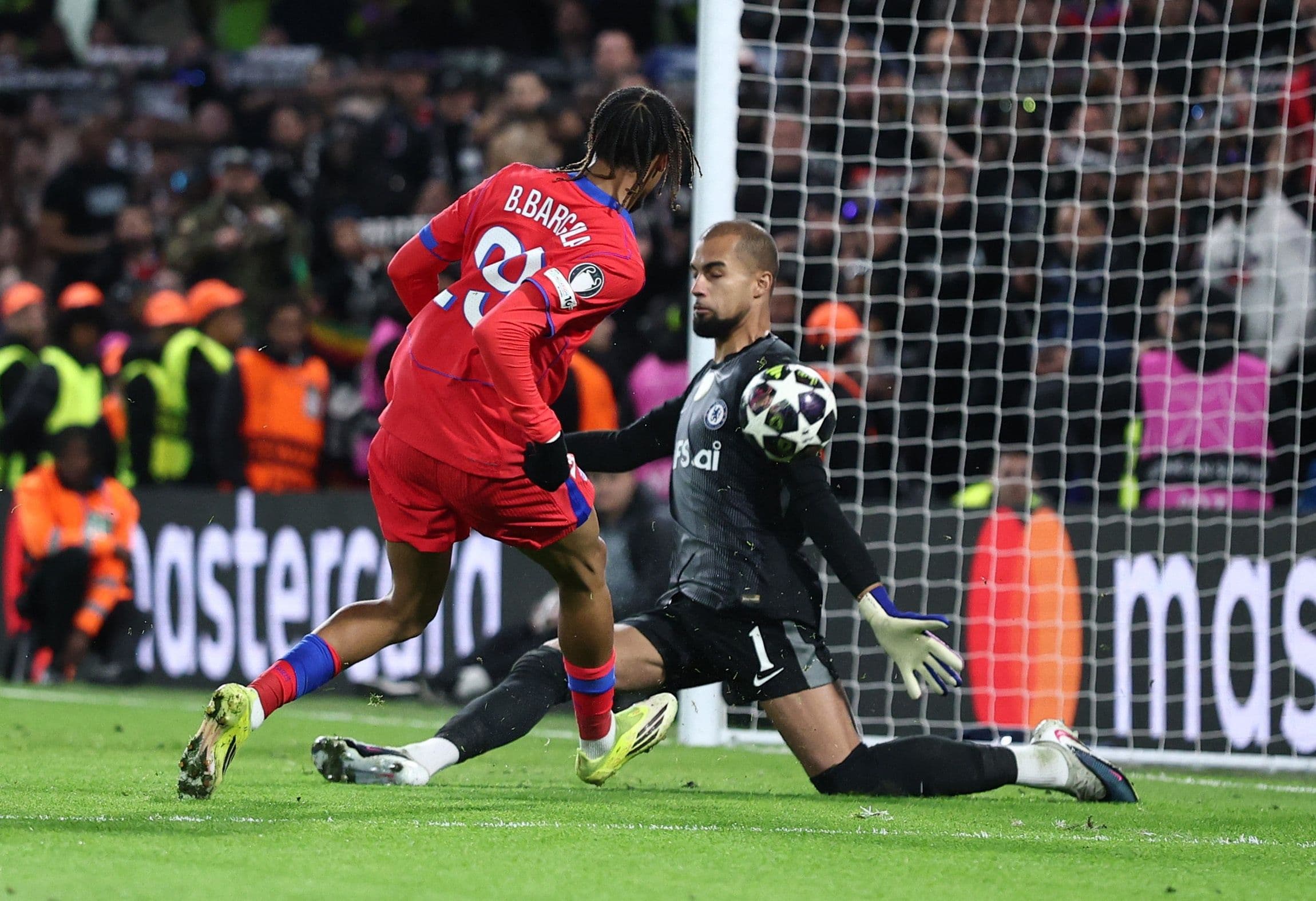 Cầu thủ PSG Bradley Barcola ghi bàn vào lưới Chelsea, dập tắt hy vọng lội ngược dòng.