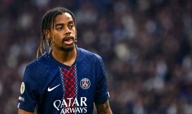 Cầu thủ PSG Bradley Barcola ăn mừng chiến thắng trước Lens