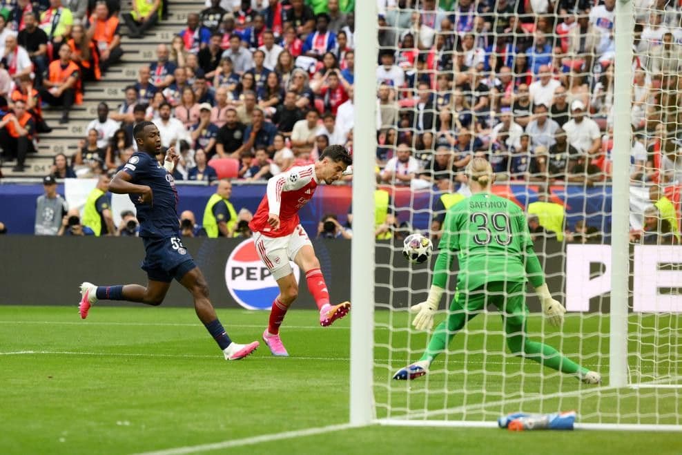 Cầu thủ PSG thực hiện quả penalty trong trận chung kết Champions League với Arsenal, một khoảnh khắc quan trọng để phân tích.