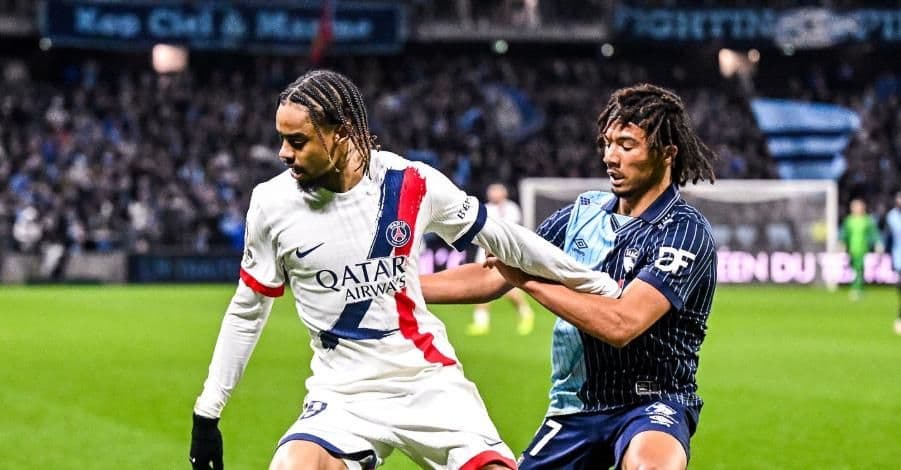 Cầu thủ PSG tranh chấp bóng quyết liệt với đối thủ Le Havre trong trận đấu khó khăn.