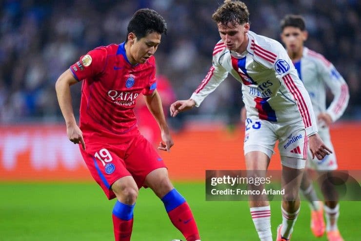 Cầu thủ PSG và Lyon tranh chấp bóng quyết liệt trong hiệp một trận đấu