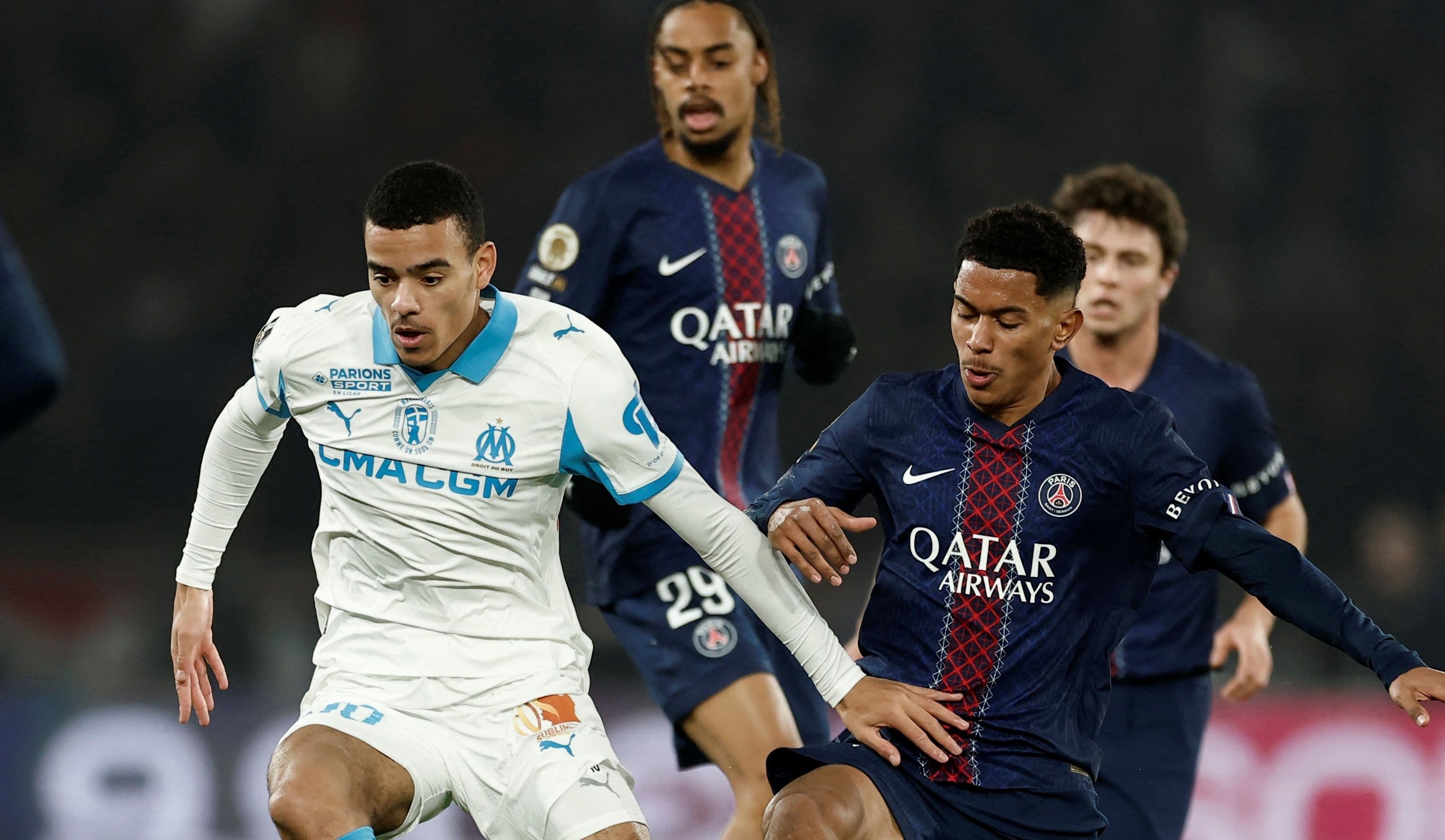 Cầu thủ PSG và Marseille tranh bóng quyết liệt trong trận Le Classique.