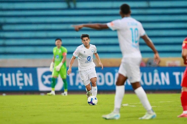 Cầu thủ PVF-CAND kiểm soát bóng trong trận đấu đầy bất ngờ với Thép Xanh Nam Định tại V-League 2025/26.