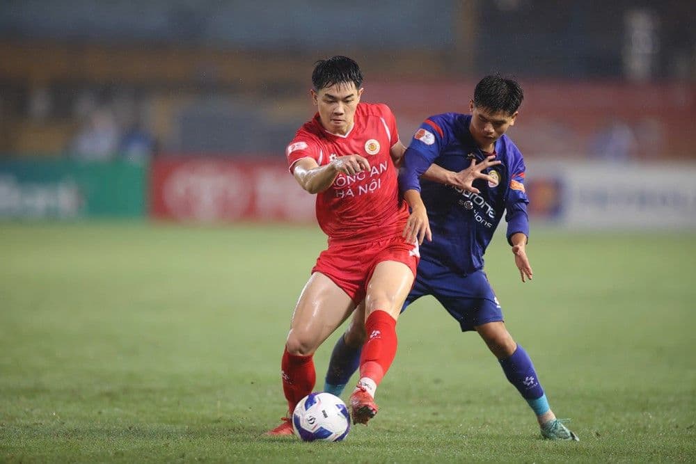 Cầu thủ PVF-CAND phòng ngự trước sức ép từ CAHN