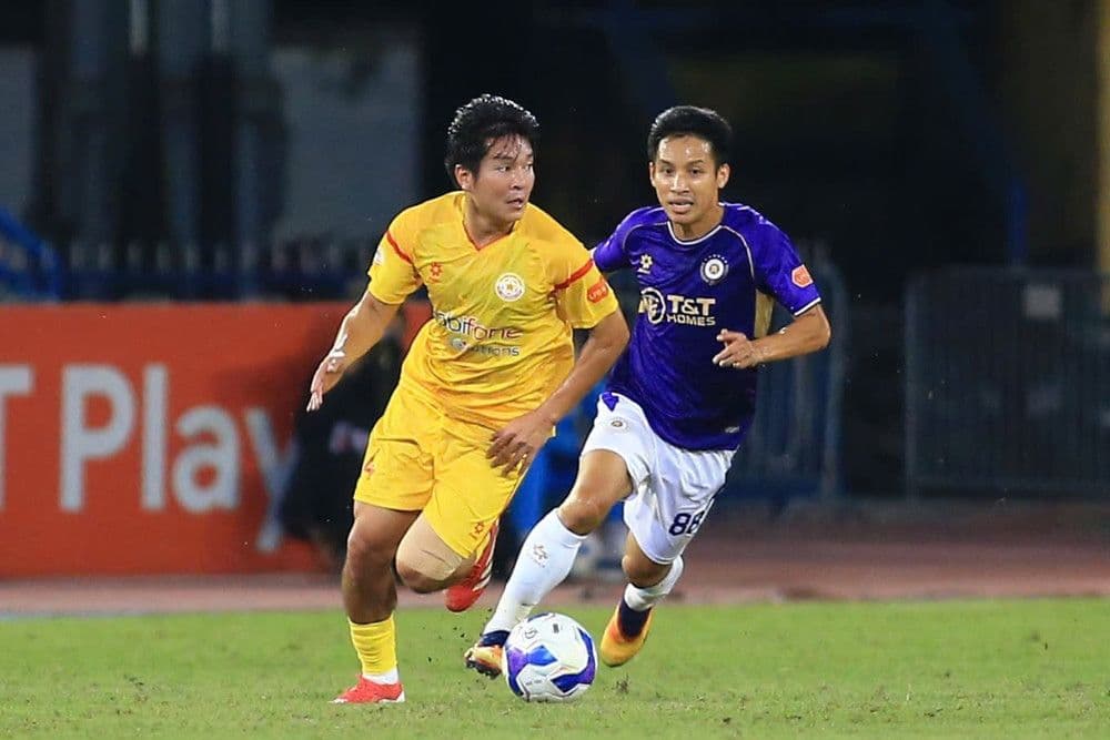Cầu thủ PVF-CAND trong pha tranh chấp bóng với Hà Nội FC, thể hiện những điểm yếu phòng ngự