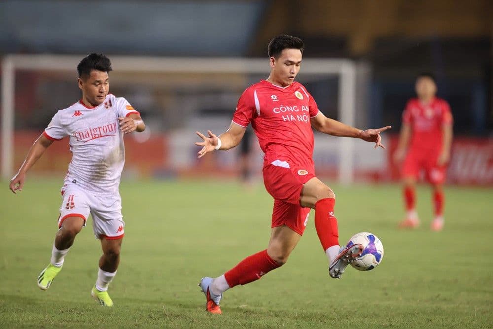 Cầu thủ Quang Hải của CAHN nỗ lực tấn công trong trận đấu gặp Hải Phòng