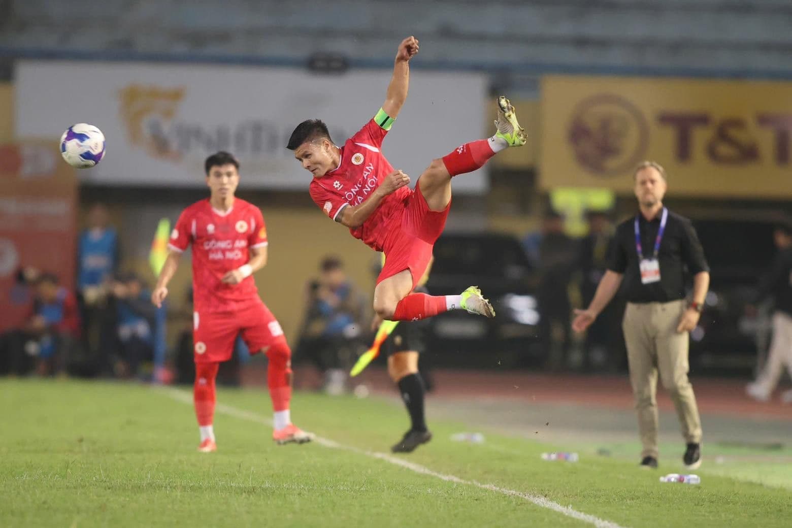 Cầu thủ Quang Hải của CAHN thực hiện pha đánh đầu, góp phần vào những pha bóng đẳng cấp của V-League